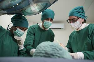 especialista cirujanos equipos, profesional médico con asistentes, cirugía operaciones en críticamente enfermo pacientes en del hospital UCI, y coma paramédico tratamiento, la seguridad rescate. foto