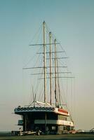 un antiguo velero a el muelle. velero a mar, alto calidad foto