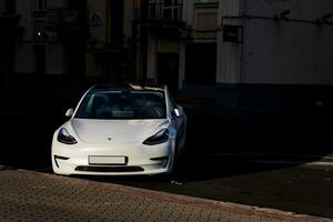 minsk, bielorrusia, octubre 2023 - blanco eléctrico coche tesla foto