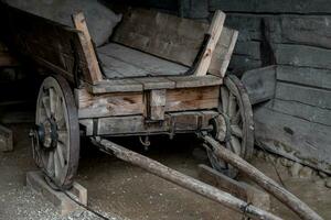 antiguo áspero de madera carro. foto