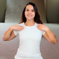 contento sonriente mujer en blanco camiseta Bosquejo foto