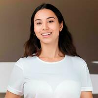 contento sonriente mujer en blanco camiseta Bosquejo foto