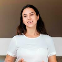 contento sonriente mujer en blanco camiseta Bosquejo foto