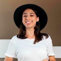 contento sonriente mujer en blanco camiseta Bosquejo foto