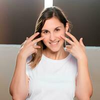 contento sonriente mujer en blanco camiseta Bosquejo foto