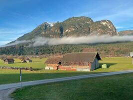 pueblo en Austria con montañas en el antecedentes rodeado por un mar de neblina. foto