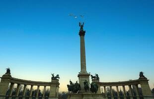 estatua en Budapest héroes cuadrado. en el parte superior de columna representa arcángel gabriel. foto