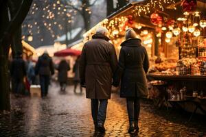 mayor Pareja en Navidad mercado, invierno clima atmósfera, disfruta fiesta compras. ai generativo foto