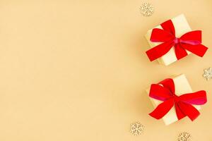 Navidad plano laico con regalo cajas con rojo cinta y copo de nieve decoración en arte papel antecedentes. festivo estilizado Bosquejo composición. parte superior vista. Copiar espacio. foto