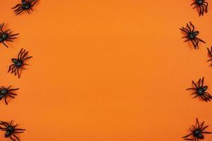 contento Víspera de Todos los Santos plano laico Bosquejo con negro arañas en naranja antecedentes. fiesta concepto composición. parte superior vista. Copiar espacio. foto