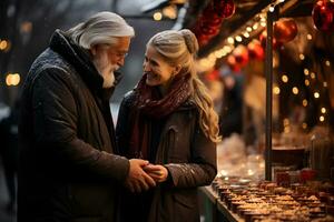 mayor Pareja en Navidad mercado, invierno clima atmósfera, disfruta fiesta compras. foto