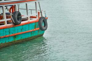 pasajero barco amarrado en el mar con brillante colores y barcos con hermosa clásico patrones, el mar tiene hermosa degradado colores, seguro barco viajar. foto