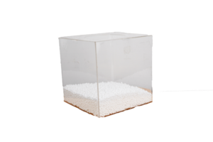 verre cube. transparent verre sur en bois table png