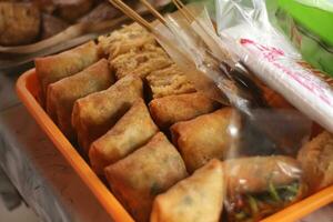 Selective focus Indonesian martabak goreng served on tray. photo