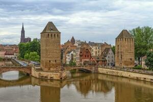 el gemelo torres de vigilancia de el ponts cubiertas, Estrasburgo, Francia foto