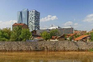 miljacka río y edificios en Sarajevo, bosnia y herzegovina foto