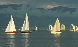 velero carrera por puesta de sol foto