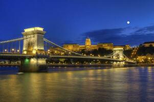 cadena puente, real palacio y Danubio río en budapest, Hungría, hdr foto