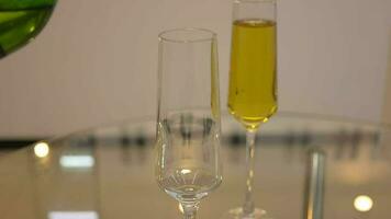 versare Champagne in bicchieri video