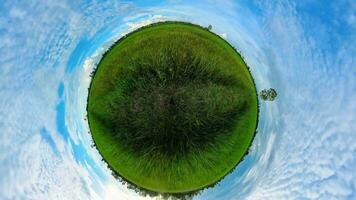 planeet draait tussen tussen wolken en groen rijst- velden. mooi regenachtig seizoen video