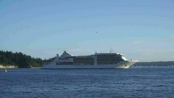 Silber Muse Kreuzfahrt Schiff von Silbersee Kreuzfahrten Ultra-Luxus Kreuzfahrt Linie Vergangenheit das berühmt Stanley Park im Vancouver zum ein sieben Tage Alaska Kreuzfahrt Urlaub. August 22, 2019. Vancouver, BC, Kanada. video