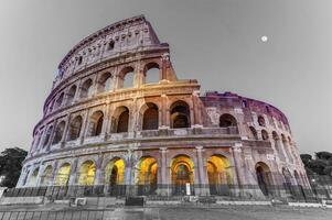 famoso ruina de Coliseo por noche, romaníes, Italia foto