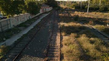 autunno pomeriggio a un abbandonato stazione video