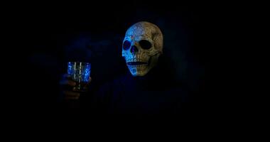 Mens in halloween kostuum drinken video