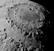 cráter en el Luna. Luna cráteres de cerca. alto resolución imagen foto