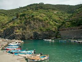 cinque terre a el Mediterráneo mar foto