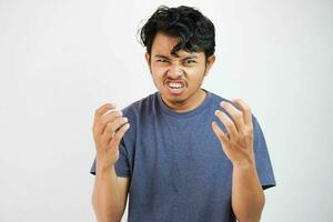 retrato de enojado pensativo loco asiático hombre gritando. de cerca joven asiático joven hombre en pánico aislado en blanco antecedentes. estrés agotamiento oficina síndrome sobrecargar trabajo difícil oficina masculino foto