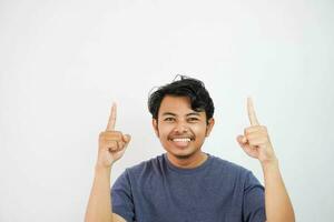 sonriente o contento hermoso joven asiático hombre con su dedo señalando aislado en blanco antecedentes con Copiar espacio foto