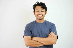 retrato de sonriente o contento hermoso asiático hombre en casual camiseta cruce brazos y mirando a cámara foto