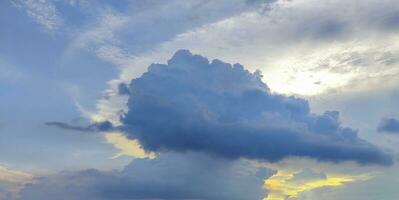 azul cielo y blanco nube claro verano vista, un grande blanco nube es en el cielo, un azul cielo con nubes y algunos blanco nubes foto