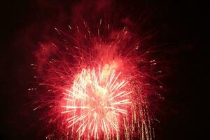 un grande Fuegos artificiales en el noche cielo foto