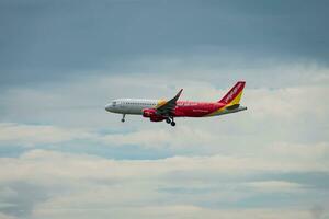 bangkok, Tailandia - agosto 26, 2023 tailandés vietjet vías respiratorias preparar para aterrizaje a suvarnabhumi aeropuerto, tailandia transporte viaje vía comercial aire avión. foto