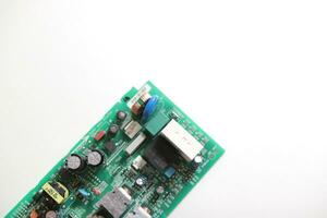 poder suministro moderno circuito impreso tablero con electrónico componentes con transistor. eléctrico ingeniería. foto