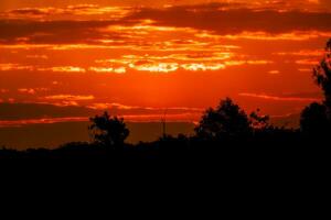 puesta de sol en el cima de la colina en Queensland foto