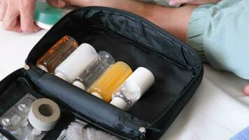 viaje productos cosméticos equipo con botellas, pastillas y productos cosméticos en cama ,embalaje para vacaciones video