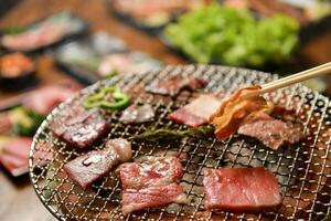 sabroso A la parrilla delicias Estilo japones barbacoa fiesta con delicioso parrilla plato y carne preparativos foto