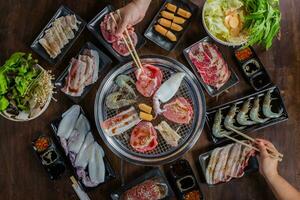 sabroso A la parrilla delicias Estilo japones barbacoa fiesta con delicioso parrilla plato y carne preparativos foto