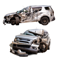 pieno corpo lato Visualizza di argento bronzo auto ottenere pieno danneggiato di incidente su il strada. danneggiato macchine dopo collisione. isolato su trasparente sfondo , png file