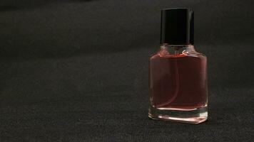 rosado perfume en negro antecedentes foto