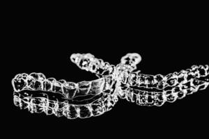 invisible alineadores retenedores de dientes mentira en el espejo en un negro y blanco fotografía foto