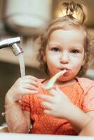 contento niño cepillado su dientes en el Mañana en el bañera foto