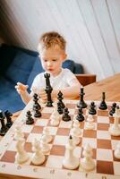 niño jugando ajedrez a hogar a el mesa foto
