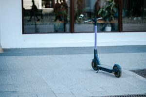 eléctrico scooter soportes estacionado en el ciudad centro. público móvil transporte foto