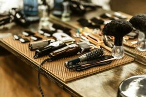 accesorios para cortes de pelo son en el estante en el salón foto