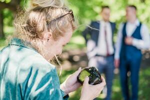 el Boda fotógrafo fotografias el invitados de el novia y novio en naturaleza foto