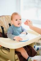 madre alimentación su bebé pecho gachas de avena día foto